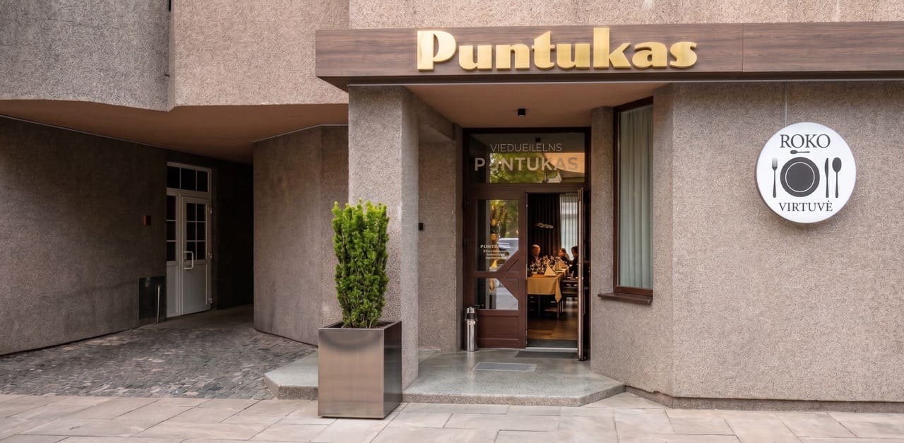 Įėjimas į Puntuko viešbutį ir nuoroda į masažo kabinetą